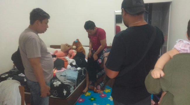 Tim penyidik Unit Reskrim Polsek Bintan Timur saat memeriksa dua pelaku dugaan pedagang anak di bawah umur, usai penangkapan, Rabu (08/01/2025)