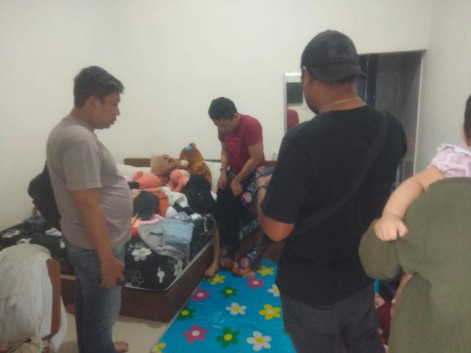 
					Tim penyidik Unit Reskrim Polsek Bintan Timur saat memeriksa dua pelaku dugaan pedagang anak di bawah umur, usai penangkapan, Rabu (08/01/2025)