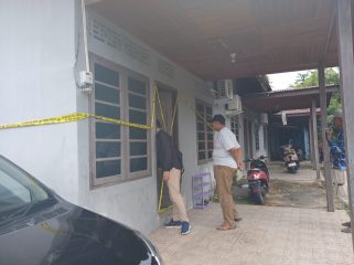 Polisi memasang Police line di TKP dugaan pembunuhan di Kampung Air Kolek, Kelurahan Ranai Kota, Kecamatan Bunguran Timur.