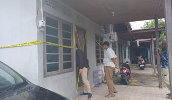 Polisi memasang Police line di TKP dugaan pembunuhan di Kampung Air Kolek, Kelurahan Ranai Kota, Kecamatan Bunguran Timur.