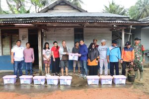 Wabup Bintan Osit didampingi Kepala BPBD Bintan Ramlah saat memberikan bantuan kepada warga terdampak banjir