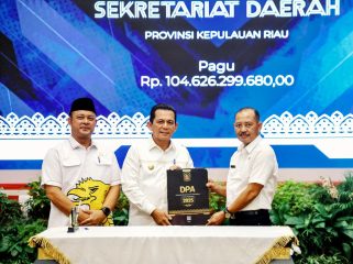 Gubernur Kepri Ansar Ahmad menyerahkan DPA Tahun Anggaran 2025 kepada para Kepala OPD di lingkungan Pemprov Kepri