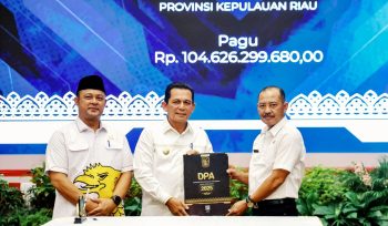 Gubernur Kepri Ansar Ahmad menyerahkan DPA Tahun Anggaran 2025 kepada para Kepala OPD di lingkungan Pemprov Kepri