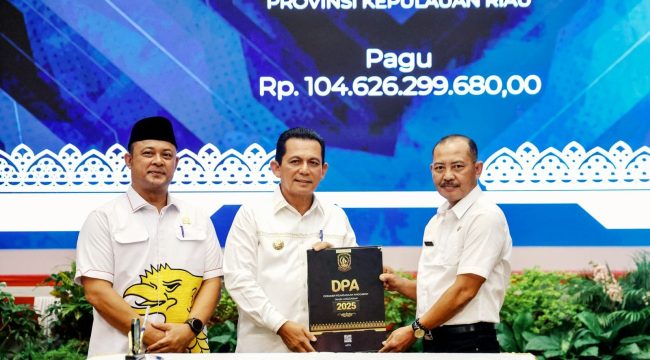 Gubernur Kepri Ansar Ahmad menyerahkan DPA Tahun Anggaran 2025 kepada para Kepala OPD di lingkungan Pemprov Kepri