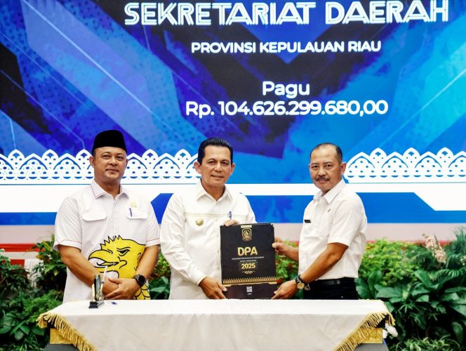 
					Gubernur Kepri Ansar Ahmad menyerahkan DPA Tahun Anggaran 2025 kepada para Kepala OPD di lingkungan Pemprov Kepri