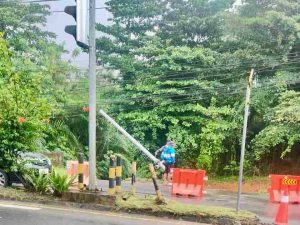 Kerusakan gorong-gorong di simpang Kota Piring menyebabkan tumbangnya sebuah tiang lampu lalu lintas, Jumat (10/1).