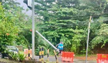 Kerusakan gorong-gorong di simpang Kota Piring menyebabkan tumbangnya sebuah tiang lampu lalu lintas, Jumat (10/1).