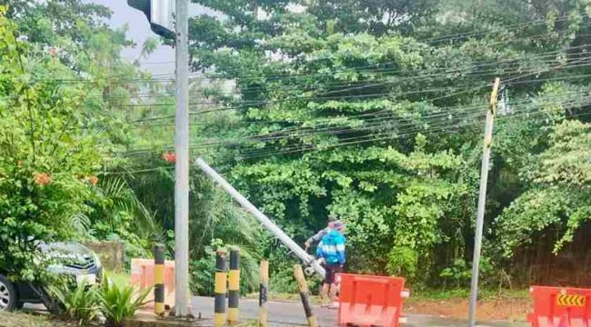 Kerusakan gorong-gorong di simpang Kota Piring menyebabkan tumbangnya sebuah tiang lampu lalu lintas, Jumat (10/1).