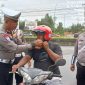 Kasatlantas Polres Bintan AKP Firudin, saat terjun langsung berikan helm gratis ke pengguna kendaraan roda dua, Senin (13/01/2025).