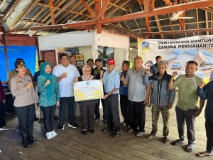 Bupati Bintan Roby Kurniawan menyerahkan bantuan hibah kepada dua Kelompok Nelayan di Bintan, Selasa (14/1) di Sungai Mangrove Desa Sebong Lagoi, Bintan.
