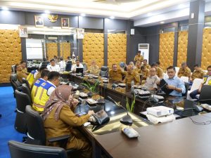 Bupati Bintan Roby Kurniawan bersama jajaran OPD dan Bappenas saat menggelar FGD