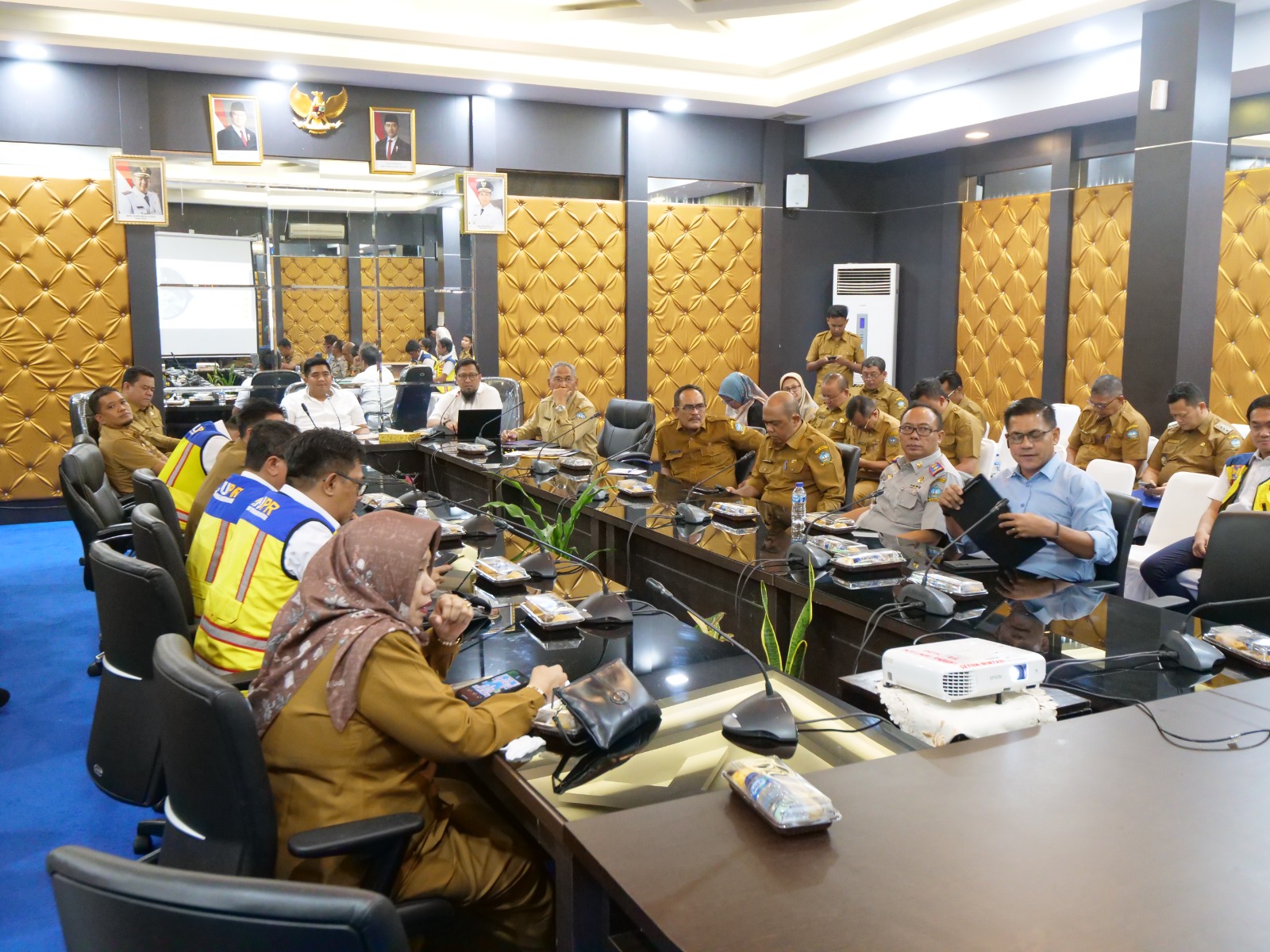 Bupati Bintan Roby Kurniawan bersama jajaran OPD dan Bappenas saat menggelar FGD