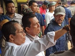 Gubernur Kepri Ansar Ahmad meninjau langsung lokasi longsor yang di Tiban Koperasi, Sekupang, Batam.