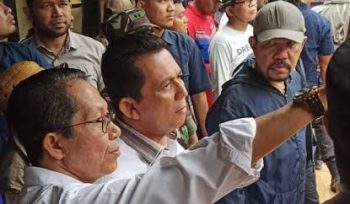 Gubernur Kepri Ansar Ahmad meninjau langsung lokasi longsor yang di Tiban Koperasi, Sekupang, Batam.