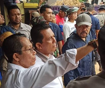 Gubernur Kepri Ansar Ahmad meninjau langsung lokasi longsor yang di Tiban Koperasi, Sekupang, Batam.