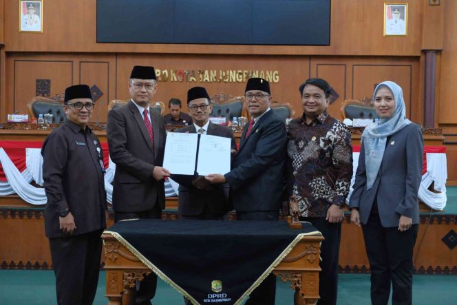 
					DPRD Kota Tanjungpinang mengumumkan penetapan Lis Darmansyah dan Raja Ariza sebagai Wali Kota dan Wakil Wali Kota Tanjungpinang terpilih dalam rapat paripurna