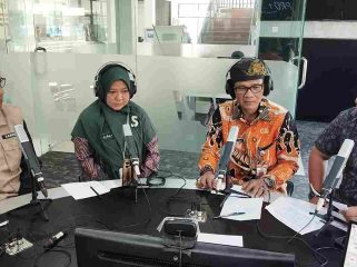 Kadis Kominfo Tanjungpinang Teguh saat menjadi narasumber dalam dialog pagi RRI Tanjungpinang dengan tema “Penggunaan Media Sosial Anak di Luar Kendali, Perlukah Batas Usia?”, Kamis (16/1).