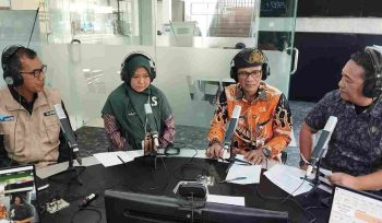 Kadis Kominfo Tanjungpinang Teguh saat menjadi narasumber dalam dialog pagi RRI Tanjungpinang dengan tema “Penggunaan Media Sosial Anak di Luar Kendali, Perlukah Batas Usia?”, Kamis (16/1).