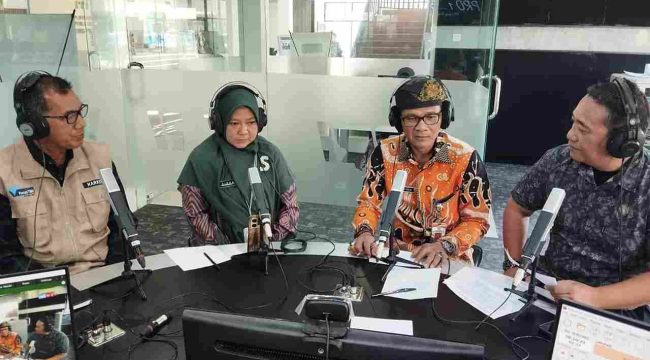 Kadis Kominfo Tanjungpinang Teguh saat menjadi narasumber dalam dialog pagi RRI Tanjungpinang dengan tema “Penggunaan Media Sosial Anak di Luar Kendali, Perlukah Batas Usia?”, Kamis (16/1).