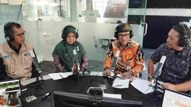 
					Kadis Kominfo Tanjungpinang Teguh saat menjadi narasumber dalam dialog pagi RRI Tanjungpinang dengan tema “Penggunaan Media Sosial Anak di Luar Kendali, Perlukah Batas Usia?”, Kamis (16/1).