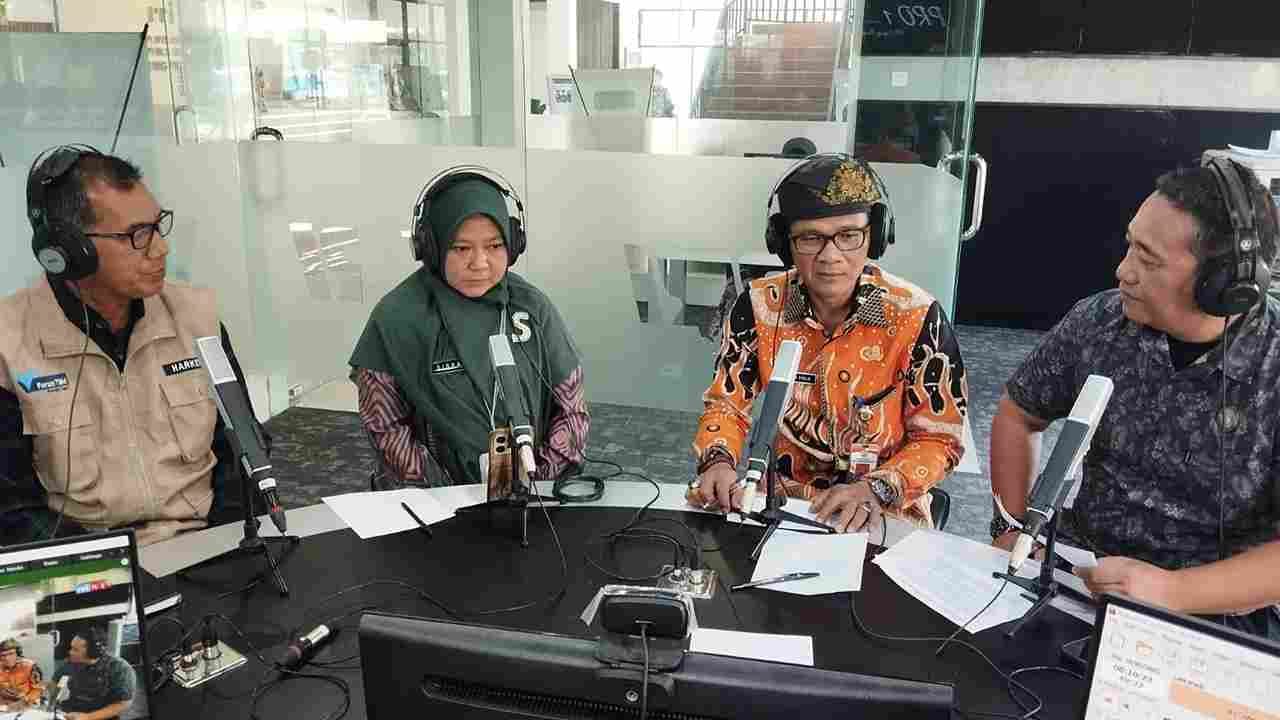 Kadis Kominfo Tanjungpinang Teguh saat menjadi narasumber dalam dialog pagi RRI Tanjungpinang dengan tema “Penggunaan Media Sosial Anak di Luar Kendali, Perlukah Batas Usia?”, Kamis (16/1).