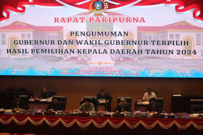 
					Wakil Ketua DPRD Provinsi Kepri, dr. T. Afrizal Dachlan memimpin rapat penetapan Gubernur dan Wakil Gubernur Terpilih