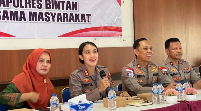 Kapolres Bintan AKBP Yunita Stevani, saat melaksanakan kegiatan Jumat Curhat bersama masyarakat Desa Teluk Sasah pada Jumat (17/1/2024).