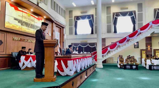 Sekda Tanjungpinang Zulhidayat saat menyampaikan usulan ranperda dalam paripurna DPRD Tanjungpinang