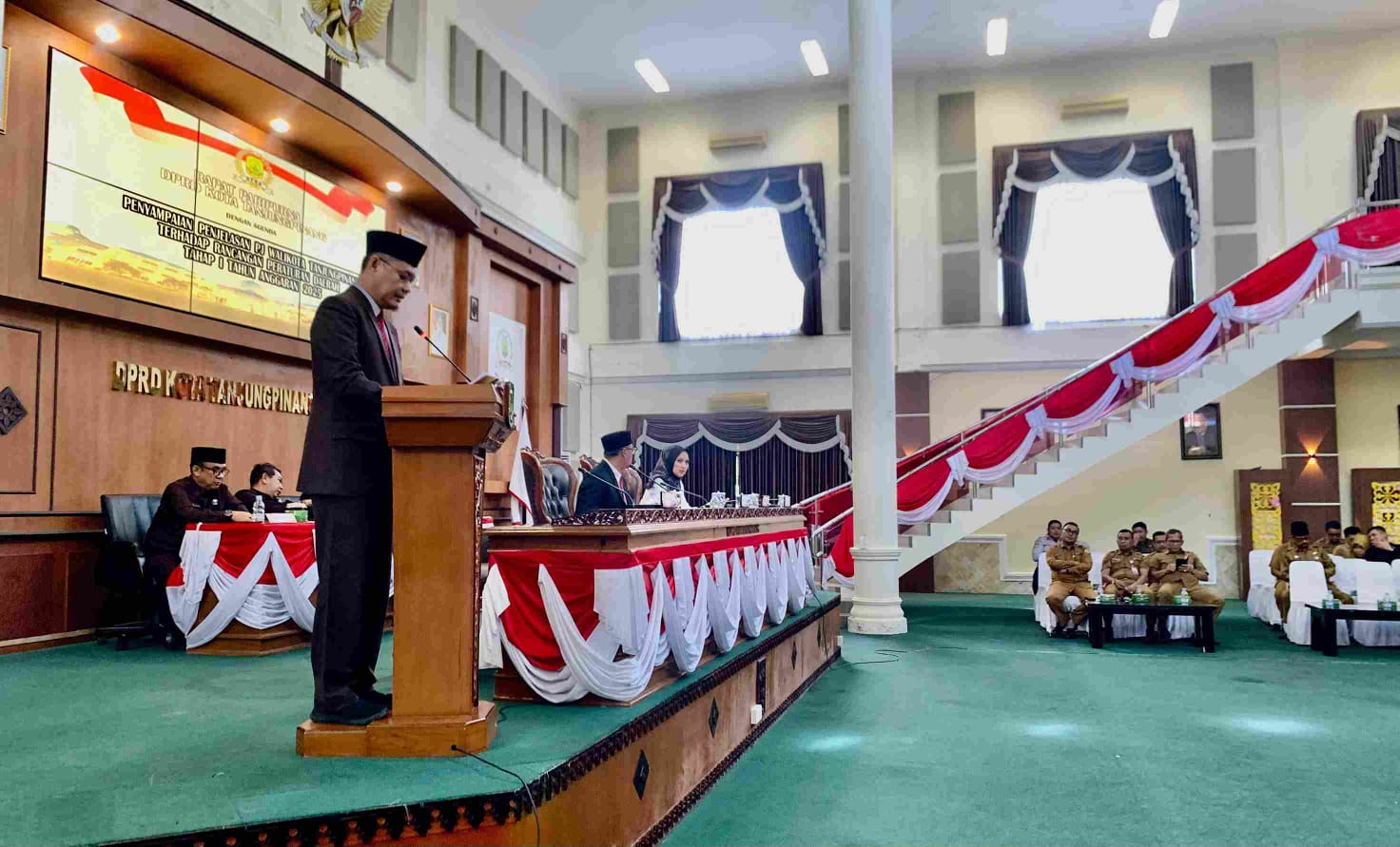 Sekda Tanjungpinang Zulhidayat saat menyampaikan usulan ranperda dalam paripurna DPRD Tanjungpinang