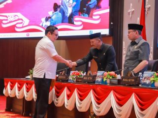 Sekda Kepri Adi Prihantara saat menghadiri Rapat Paripurna DPRD Provinsi Kepri, Senin (20/1) di Balairung Raja Khalid, Dompak, Tanjungpinang.