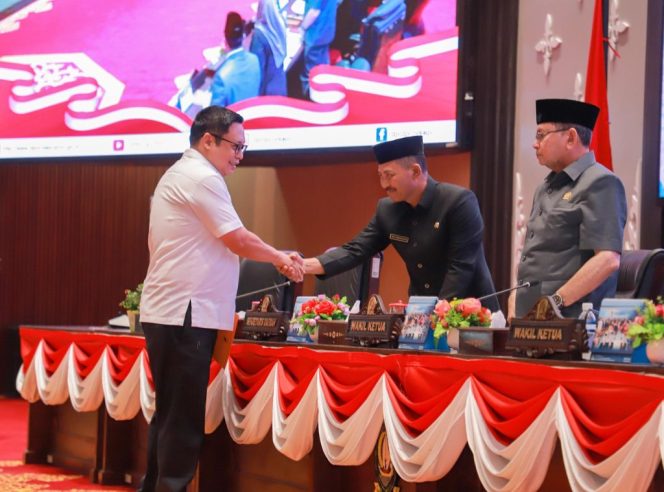 
					Sekda Kepri Adi Prihantara saat menghadiri Rapat Paripurna DPRD Provinsi Kepri, Senin (20/1) di Balairung Raja Khalid, Dompak, Tanjungpinang.