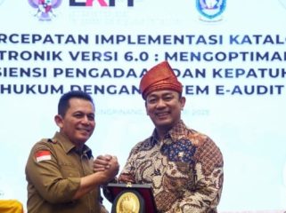 Gubernur Kepri Ansar Ahmad saat menyerahkan cinderamata kepada Kepala LKPP, Hendrar Prihadi di Aula Wan Seri Beni, Dompak, Tanjungpinang, Selasa (21/1)