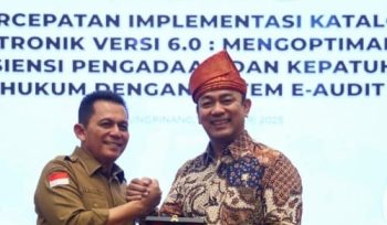 Gubernur Kepri Ansar Ahmad saat menyerahkan cinderamata kepada Kepala LKPP, Hendrar Prihadi di Aula Wan Seri Beni, Dompak, Tanjungpinang, Selasa (21/1)