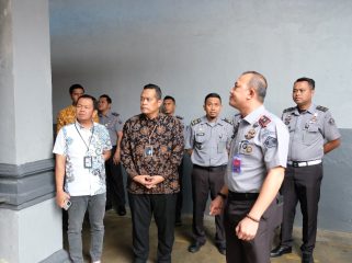 Kepala Rutan Kelas I Tanjungpinang, Yan Patmos, saat menerima kunjungan Kepala Kantor Cabang BRI Tanjungpinang, Haris Hanafi Nasution, pada Selasa (21/01/2025).
