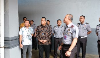 Kepala Rutan Kelas I Tanjungpinang, Yan Patmos, saat menerima kunjungan Kepala Kantor Cabang BRI Tanjungpinang, Haris Hanafi Nasution, pada Selasa (21/01/2025).
