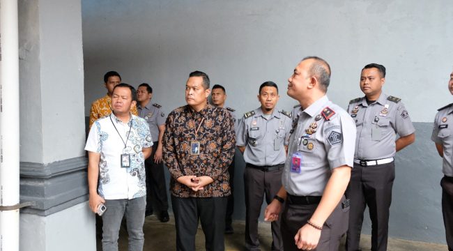 Kepala Rutan Kelas I Tanjungpinang, Yan Patmos, saat menerima kunjungan Kepala Kantor Cabang BRI Tanjungpinang, Haris Hanafi Nasution, pada Selasa (21/01/2025).
