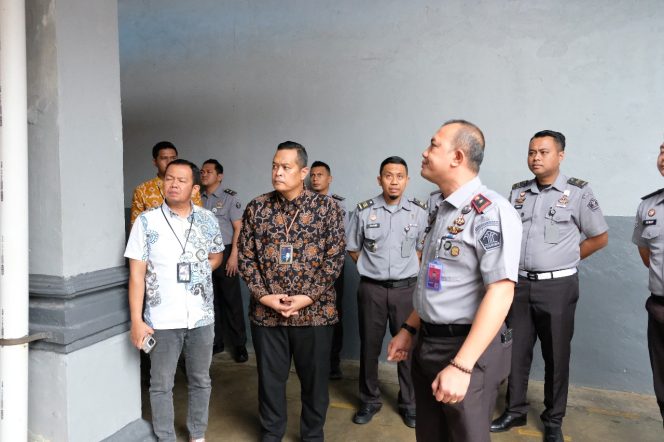 
					Kepala Rutan Kelas I Tanjungpinang, Yan Patmos, saat menerima kunjungan Kepala Kantor Cabang BRI Tanjungpinang, Haris Hanafi Nasution, pada Selasa (21/01/2025).
