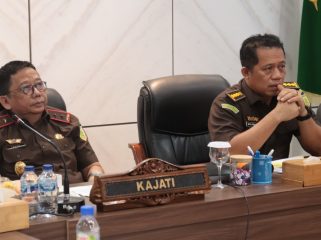 Kajati Kepri Teguh Subroto, S.H., M.H., didampingi Aspidum Kejati Kepri Bayu Pramesti, S.H., M.H., dan Kasi Oharda Marthyn Luther, S.H., M.H. saat ekspos perkara proses penuntutan kasus Curanmor di Batam, Rabu (22/01/2025)