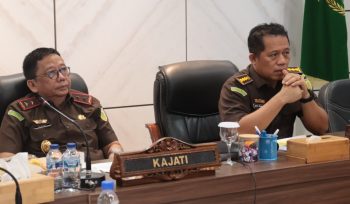 Kajati Kepri Teguh Subroto, S.H., M.H., didampingi Aspidum Kejati Kepri Bayu Pramesti, S.H., M.H., dan Kasi Oharda Marthyn Luther, S.H., M.H. saat ekspos perkara proses penuntutan kasus Curanmor di Batam, Rabu (22/01/2025)