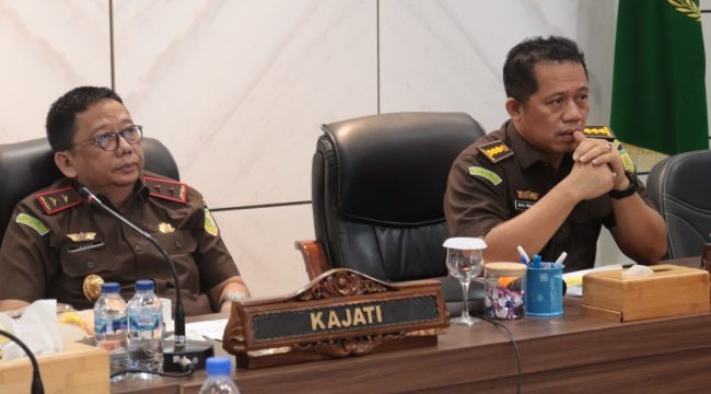 Kajati Kepri Teguh Subroto, S.H., M.H., didampingi Aspidum Kejati Kepri Bayu Pramesti, S.H., M.H., dan Kasi Oharda Marthyn Luther, S.H., M.H. saat ekspos perkara proses penuntutan kasus Curanmor di Batam, Rabu (22/01/2025)