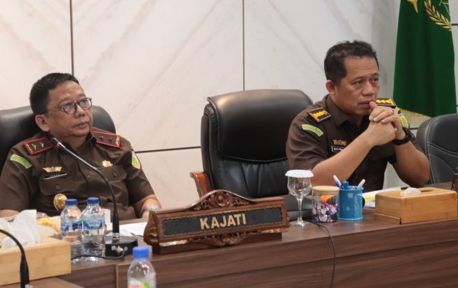 
					Kajati Kepri Teguh Subroto, S.H., M.H., didampingi Aspidum Kejati Kepri Bayu Pramesti, S.H., M.H., dan Kasi Oharda Marthyn Luther, S.H., M.H. saat ekspos perkara proses penuntutan kasus Curanmor di Batam, Rabu (22/01/2025)