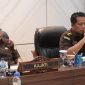 Kajati Kepri Teguh Subroto, S.H., M.H., didampingi Aspidum Kejati Kepri Bayu Pramesti, S.H., M.H., dan Kasi Oharda Marthyn Luther, S.H., M.H. saat ekspos perkara proses penuntutan kasus Curanmor di Batam, Rabu (22/01/2025)