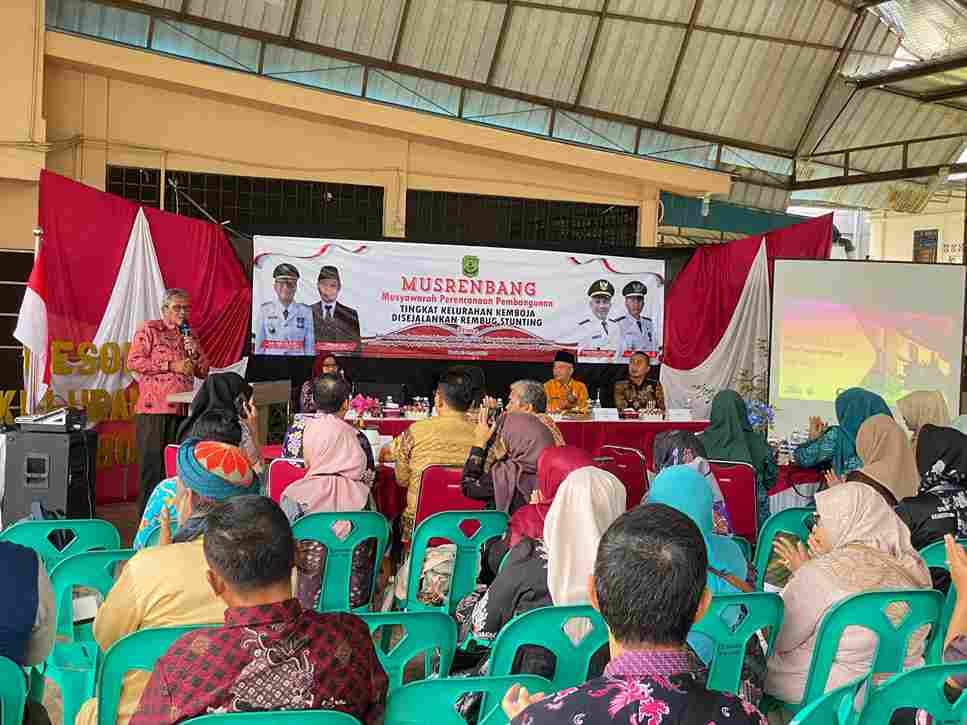 Kepala Bappelitbang Kota Tanjungpinang Riono saat membuka Musrenbang Kelurahan Kemboja yang digelar di Yayasan Xin Ling Fa Men Buddha, Kamis (23/1)