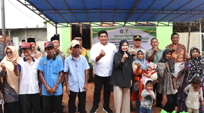 Bupati Bintan Roby Kurniawan didampingi Ketua TP PKK Bintan Hafizha Rahmadhani bersama penerima bantuan RTLH dan sembako untuk Stunting dan Dhuafa