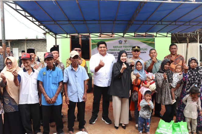 
					Bupati Bintan Roby Kurniawan didampingi Ketua TP PKK Bintan Hafizha Rahmadhani bersama penerima bantuan RTLH dan sembako untuk Stunting dan Dhuafa