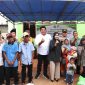 Bupati Bintan Roby Kurniawan didampingi Ketua TP PKK Bintan Hafizha Rahmadhani bersama penerima bantuan RTLH dan sembako untuk Stunting dan Dhuafa