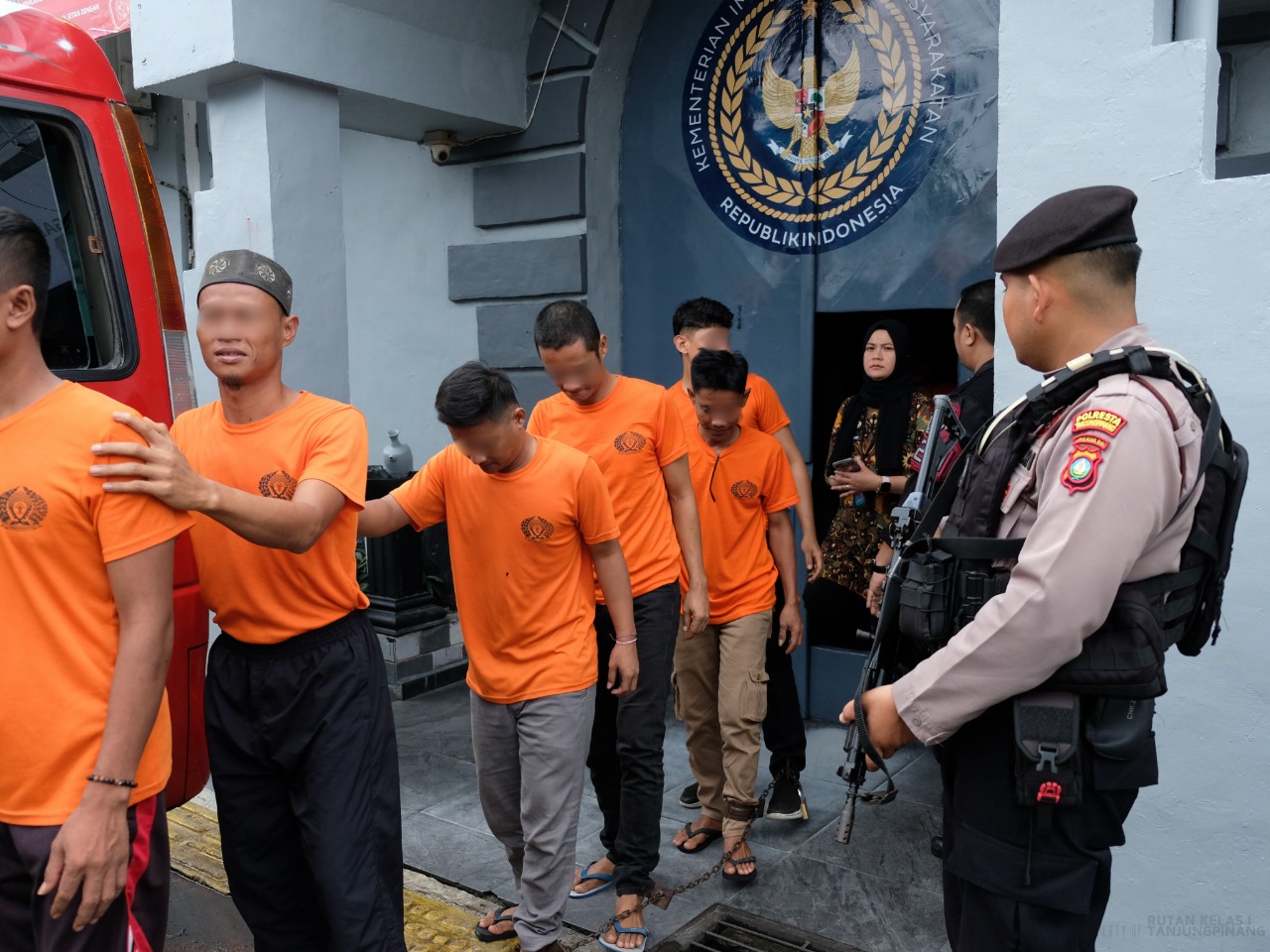 Sebanyak 32 Warga Binaan Pemasyarakatan (WBP) Rumah Tahanan Negara (Rutan) Kelas I Tanjungpinang saat dipindahkan ke Lembaga Pemasyarakatan (Lapas) di wilayah Tanjungpinang, Kamis (23/1)