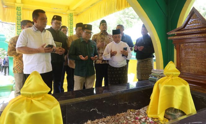 
					Gubernur Kepri Ansar Ahmad mendampingi Menteri Koordinator Bidang Pemberdayaan Masyarakat RI, Muhaimin Iskandar saat melakukan kunjungan ke Pulau Penyengat, Sabtu (25/1)