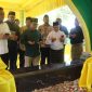 Gubernur Kepri Ansar Ahmad mendampingi Menteri Koordinator Bidang Pemberdayaan Masyarakat RI, Muhaimin Iskandar saat melakukan kunjungan ke Pulau Penyengat, Sabtu (25/1)