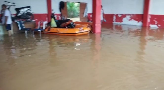 
					Pos Damkar Nongsa terendam banjir, Sabtu (11/1/2025).
